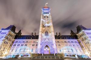 show de luzes de férias de inverno projetado à noite na casa do parlamento canadense para comemorar o 150º aniversário da confederação do canadá em ottawa, canadá. foto