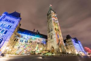 show de luzes de férias de inverno projetado à noite na casa do parlamento canadense para comemorar o 150º aniversário do canadá em ottawa, canadá. foto