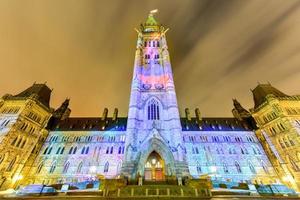 show de luzes de férias de inverno projetado à noite na casa do parlamento canadense para comemorar o 150º aniversário da confederação do canadá em ottawa, canadá. foto