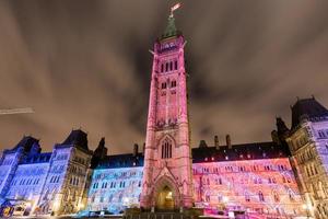 show de luzes de férias de inverno projetado à noite na casa do parlamento canadense para comemorar o 150º aniversário do canadá em ottawa, canadá. foto