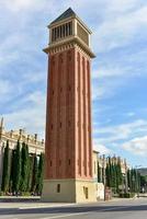 torre veneziana na praça espanya em barcelona, espanha. foto