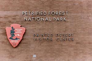 assine o centro de visitantes do parque nacional da floresta pintada no arizona, 2022 foto