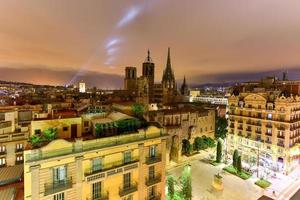 horizonte de barcelona à noite na catalunha, espanha. foto