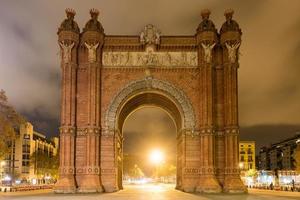 o arco do triunfo à noite em barcelona, espanha. foto