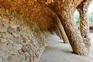 o pórtico da lavanderia no parque guell em barcelona, espanha. é um sistema de parques públicos composto por jardins e elementos arquitetônicos localizado no morro carmel, em barcelona, catalunha foto