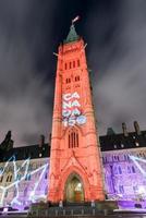 show de luzes de férias de inverno projetado à noite na casa do parlamento canadense para comemorar o 150º aniversário da confederação do canadá em ottawa, canadá. foto