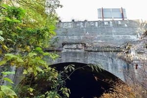 túnel de trem de 1909 passando pelos arcos de bergen de jersey city, new jersey. foto