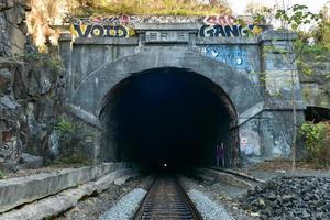 parte do túnel de trem erie dos arcos de bergen de jersey city, new jersey. foto