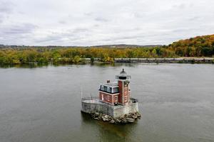 o farol de hudson athens, às vezes chamado de hudson city light, é um farol localizado no rio hudson, no estado de nova york foto