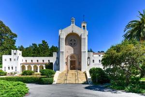 o monastério carmelita com vista para o oceano pacífico em carmel, califórnia foto