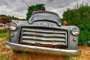 carro velho enferrujado em um ferro-velho no deserto no arizona, eua, 2022 foto