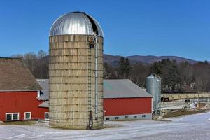 loja de grãos construindo em uma fazenda em vermont no inverno. foto