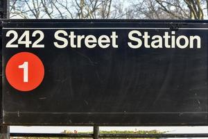 mta 242 street station van cortlandt park no sistema de metrô de nova york. é o terminal da linha de trem 1 no bronx. foto