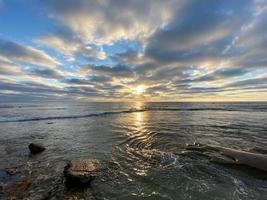 pôr do sol nas poças de maré em la jolla, san diego, califórnia. foto