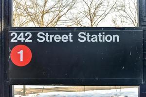 mta 242 street station van cortlandt park no sistema de metrô de nova york. é o terminal da linha de trem 1 no bronx. foto