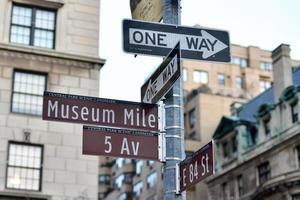 Placas de rua ao longo da Museum Mile na cidade de Nova York. foto