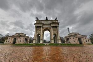 arco da paz - milão, itália foto