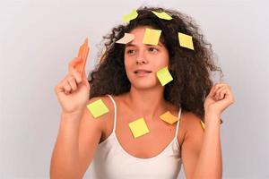 mulher com post-it foto