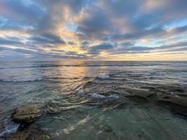 pôr do sol nas poças de maré em la jolla, san diego, califórnia. foto