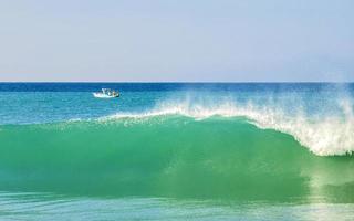 extremamente grandes ondas de surfista na praia puerto escondido méxico. foto