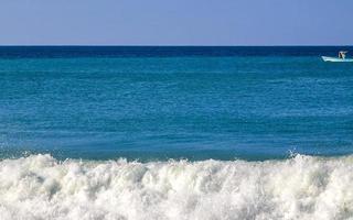 extremamente grandes ondas de surfista na praia puerto escondido méxico. foto