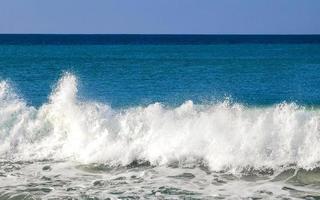 extremamente grandes ondas de surfista na praia puerto escondido méxico. foto