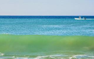 extremamente grandes ondas de surfista na praia puerto escondido méxico. foto