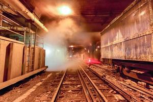 trilhos do trem subterrâneo da grande estação central na cidade de nova york. foto