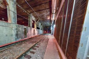trilhos do trem subterrâneo da grande estação central na cidade de nova york. foto