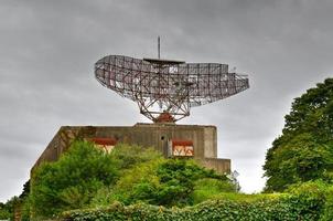 o parque estadual camp hero e a instalação semiautomática de radar ambiental terrestre, agora desativados em montauk, long island. foto