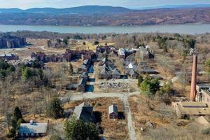 o hospital estadual do rio hudson é um antigo hospital psiquiátrico do estado de nova york que funcionou de 1873 até seu fechamento no início dos anos 2000. foto