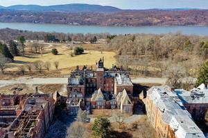 o hospital estadual do rio hudson é um antigo hospital psiquiátrico do estado de nova york que funcionou de 1873 até seu fechamento no início dos anos 2000. foto