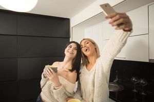 um jovem casal de lésbicas sexy desfrutando de momentos íntimos em um ambiente descontraído foto