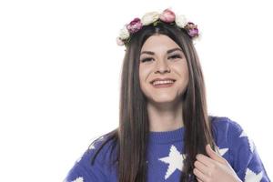 jovem mulher atraente com lindo penteado e flores no cabelo foto