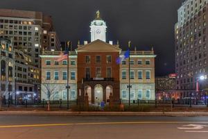 o antigo prédio da casa do estado à noite em hartford, connecticut. foto