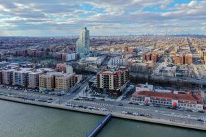 Vista aérea panorâmica do bairro de Sheepshead Bay em Brooklyn, Nova York. foto