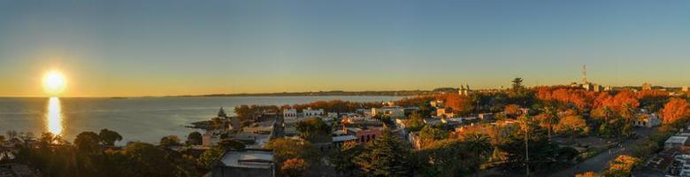 bela praia de areia e águas calmas em colonia del sacramento nas margens do rio de la plata, uruguai. foto