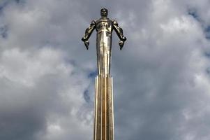 monumento de yuri gagarin na praça gagarin em moscou rússia, 2022 foto