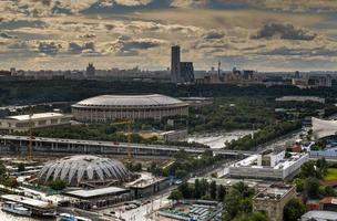 vista aérea do horizonte da cidade em moscou, rússia durante o dia. foto