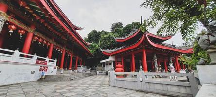 semarang, indonésia em julho de 2021. esta é uma foto do telhado do templo sam poo kong em semarang.