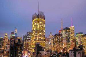 vista panorâmica dos arranha-céus do centro de manhattan, na cidade de nova york, durante o crepúsculo.