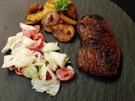 um bife recém frito da frigideira com ingredientes deliciosos foto