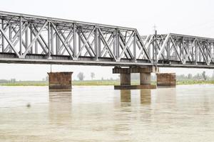 ganga como visto em garh mukteshwar, uttar pradesh, índia, acredita-se que o rio ganga seja o rio mais sagrado para os hindus, uma vista de garh ganga brij ghat, que é um lugar religioso muito famoso para os hindus foto