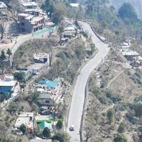 vista aérea superior de veículos de tráfego dirigindo em estradas de montanhas em nainital, uttarakhand, índia, vista do lado superior da montanha para o movimento de veículos de tráfego foto