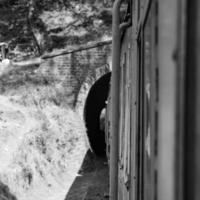 trem de brinquedo movendo-se na encosta da montanha, bela vista, uma montanha lateral, um vale lateral movendo-se na ferrovia para a colina, entre a floresta natural verde. foto