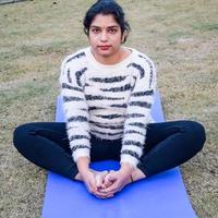 jovem indiana praticando ioga ao ar livre em um parque. linda garota pratica pose de ioga básica. calma e relaxamento, felicidade feminina. exercício básico de ioga ao ar livre foto