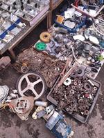 partes de metal. lote de peças de máquinas de metal no mercado de pulgas foto