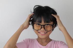 retrato de criança usando óculos em fundo branco. foto