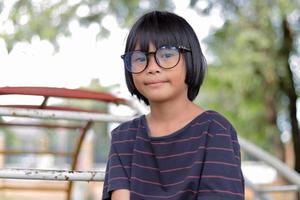 retrato de criança usando óculos com desfoque de fundo foto