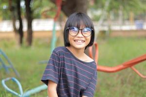 retrato de criança usando óculos com desfoque de fundo. foto
